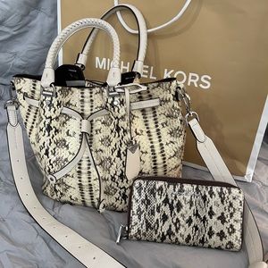 Michael Kors Bucket purse